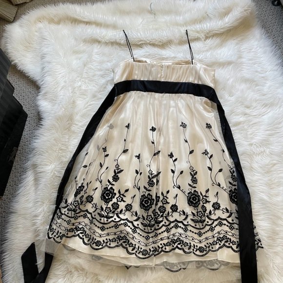 Size 12 Party dress cream white with black lace detail and black ribbon back bow - Picture 2 of 5